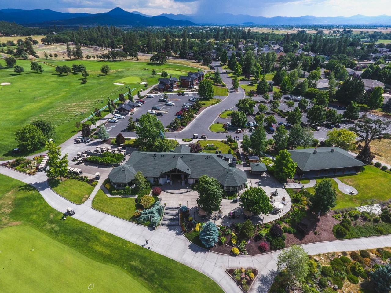 Resort At Eagle Point Golf Club Lodging Exterior photo